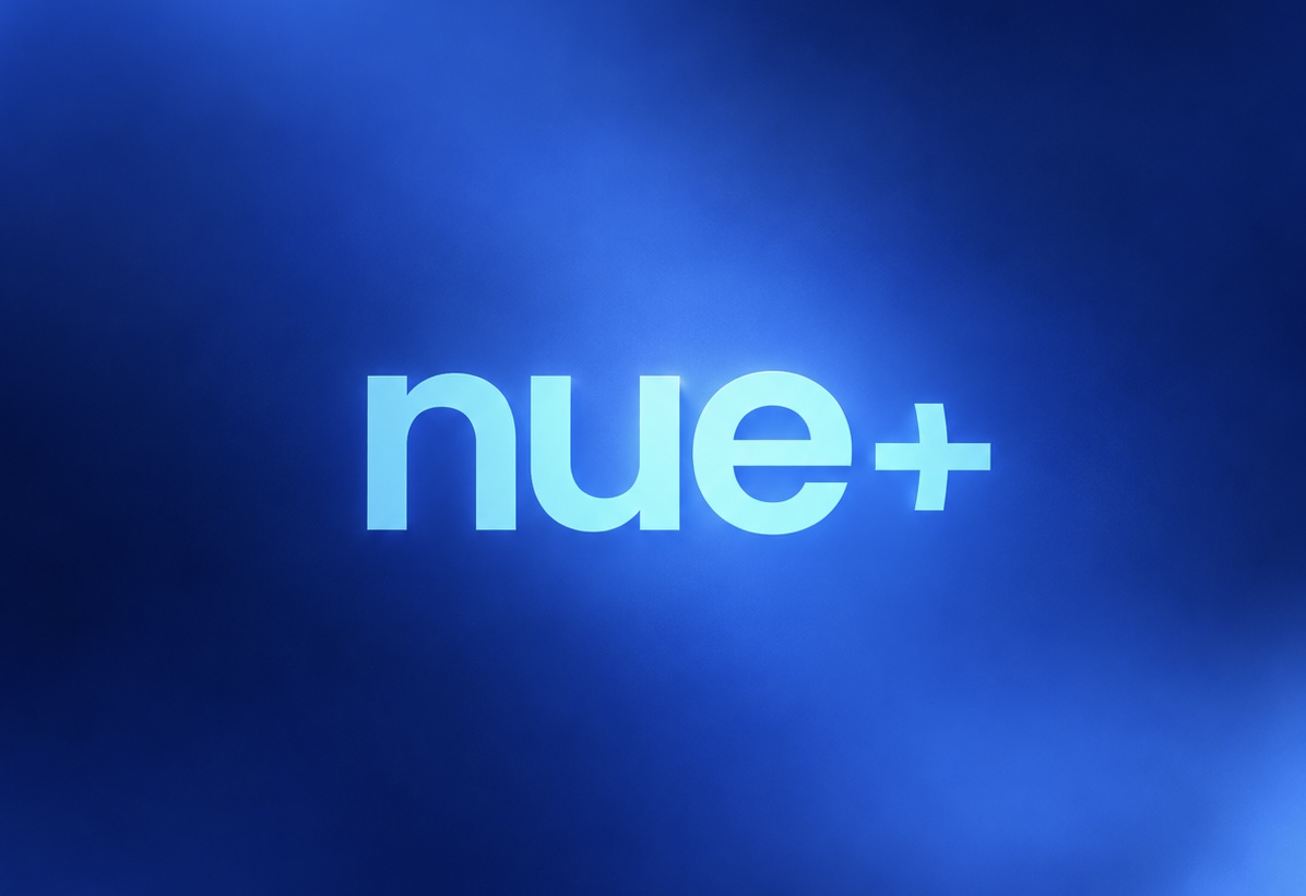 nue + sobre un fondo azul.